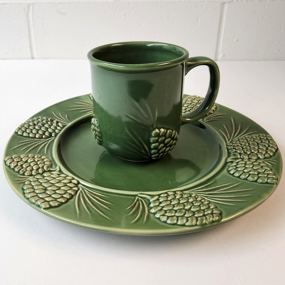 Wintersong Pinecone Green Dinner Plate & Coffee Mug Set Pine Cone